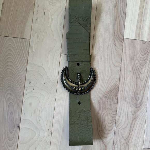 Textured Green Belt – Statement Crescent Buckle - Picture 5 of 8